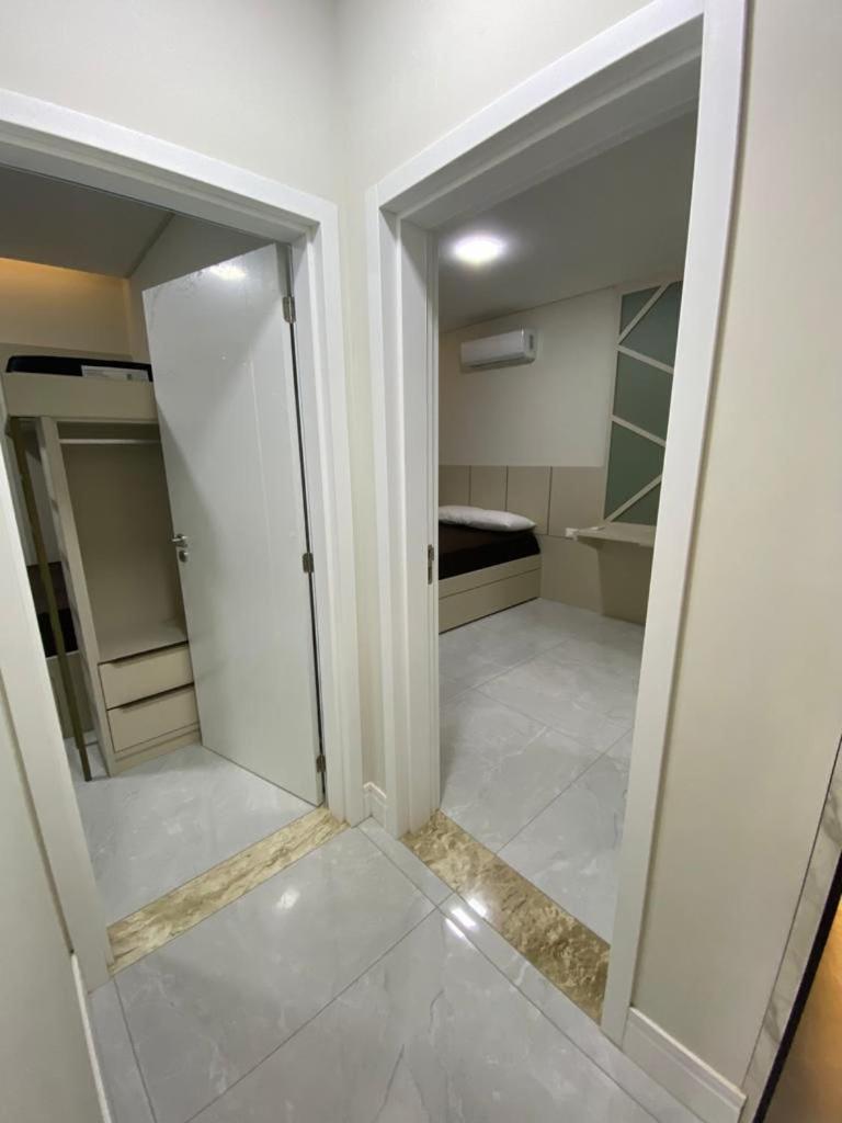 Apartamento, praia de Bombas a uma quadra do mar, com piscina aquecida