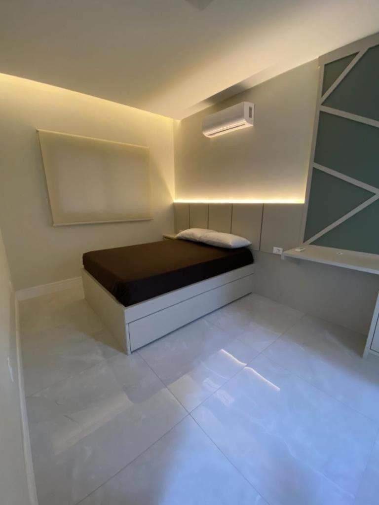 Apartamento, praia de Bombas a uma quadra do mar, com piscina aquecida