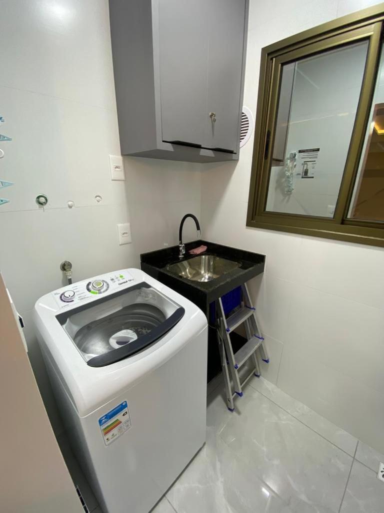 Apartamento, praia de Bombas a uma quadra do mar, com piscina aquecida