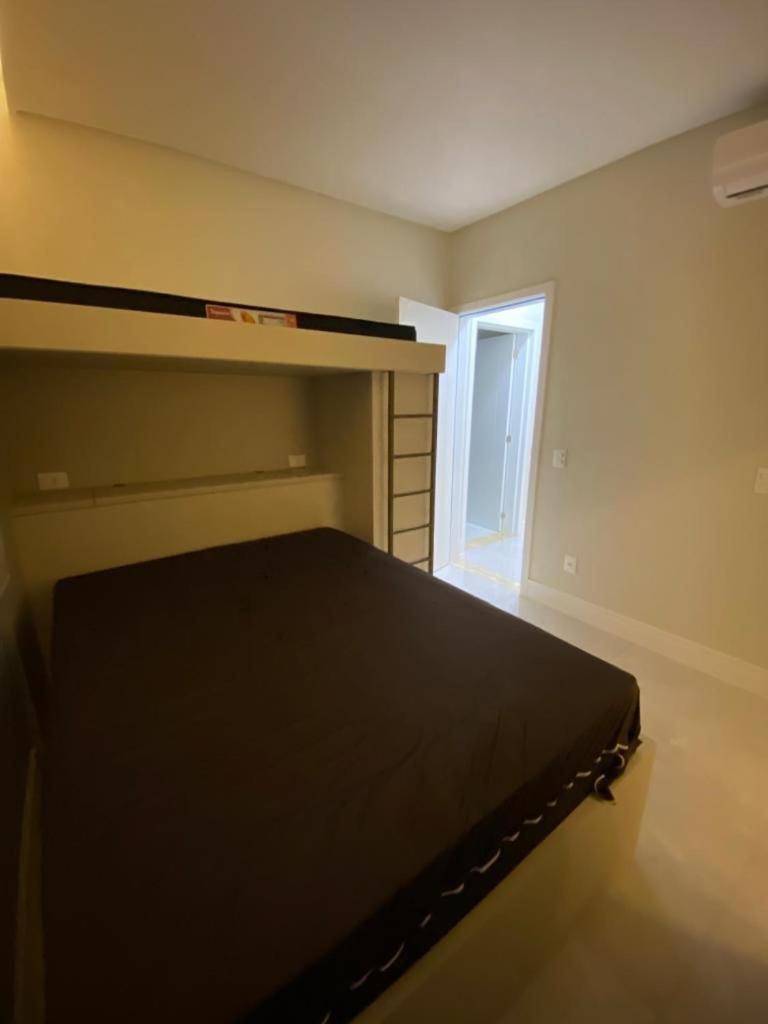Apartamento, praia de Bombas a uma quadra do mar, com piscina aquecida