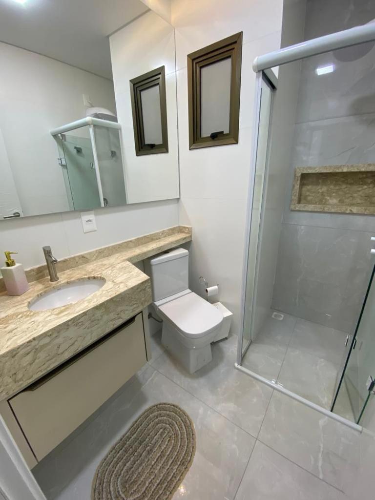 Apartamento, praia de Bombas a uma quadra do mar, com piscina aquecida