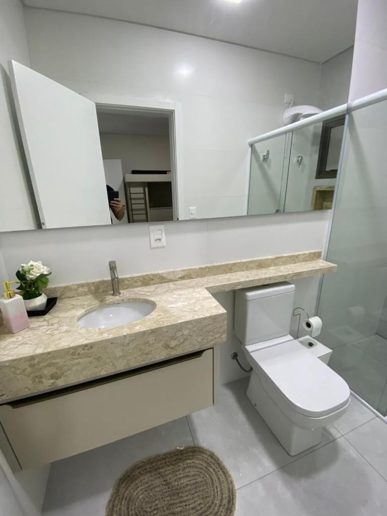 Apartamento, praia de Bombas a uma quadra do mar, com piscina aquecida
