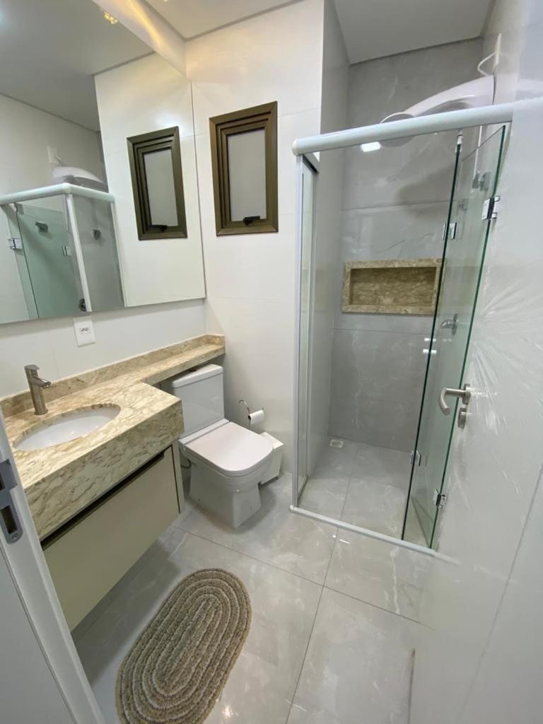 Apartamento, praia de Bombas a uma quadra do mar, com piscina aquecida