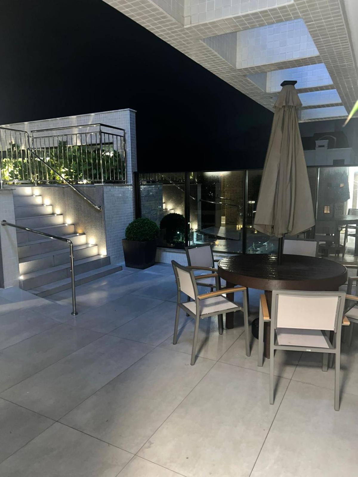 Apartamento, praia de Bombas a uma quadra do mar, com piscina aquecida