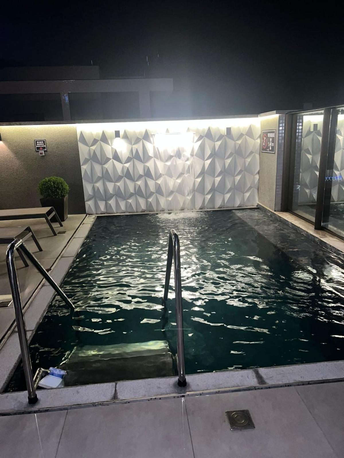 Apartamento, praia de Bombas a uma quadra do mar, com piscina aquecida