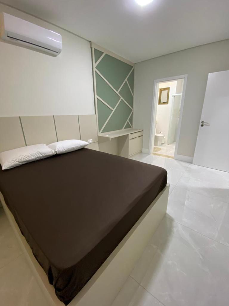 Apartamento, praia de Bombas a uma quadra do mar, com piscina aquecida