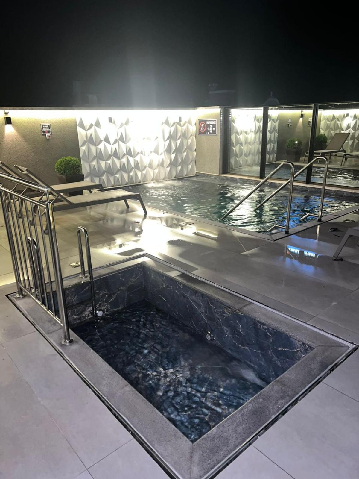 Apartamento, praia de Bombas a uma quadra do mar, com piscina aquecida