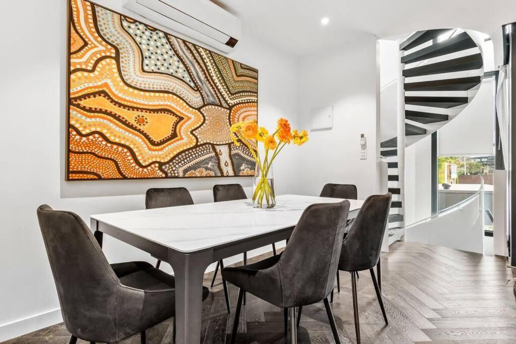 Inner City 4 Level Luxury Townhouse & Lift 3BR 3BTH