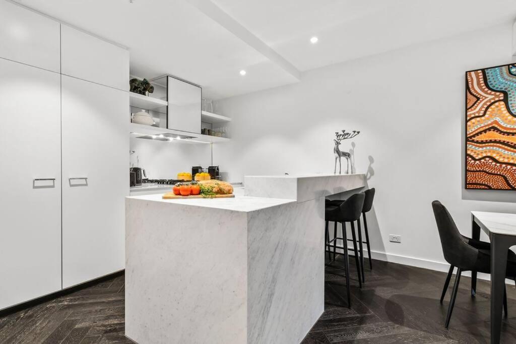 Inner City 4 Level Luxury Townhouse & Lift 3BR 3BTH