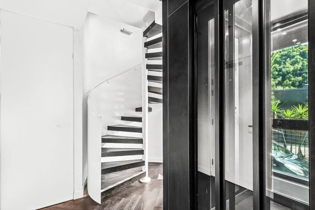 Inner City 4 Level Luxury Townhouse & Lift 3BR 3BTH