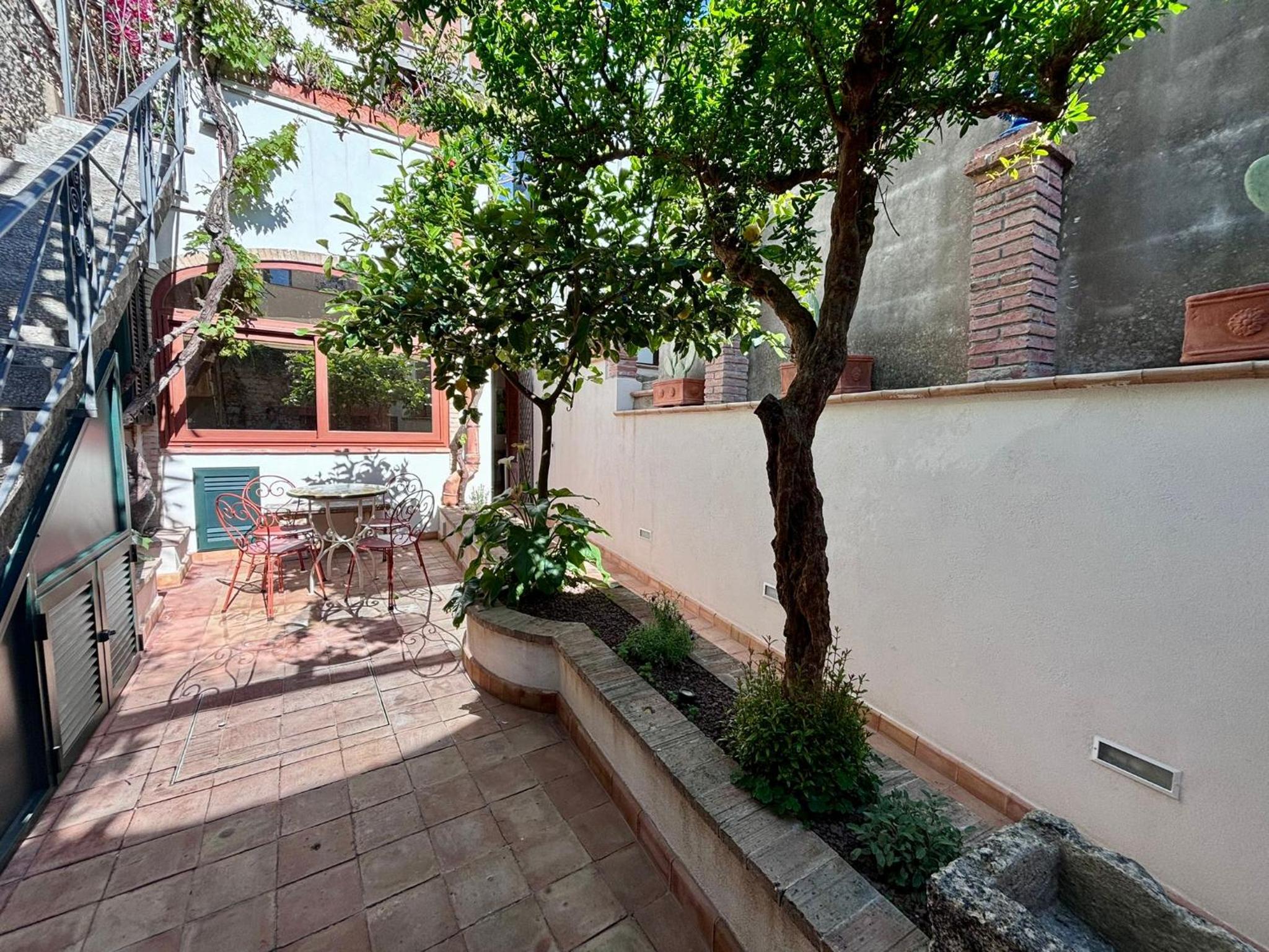 Casa di Regina - City Center, Completely Renovated, Historical photo 4