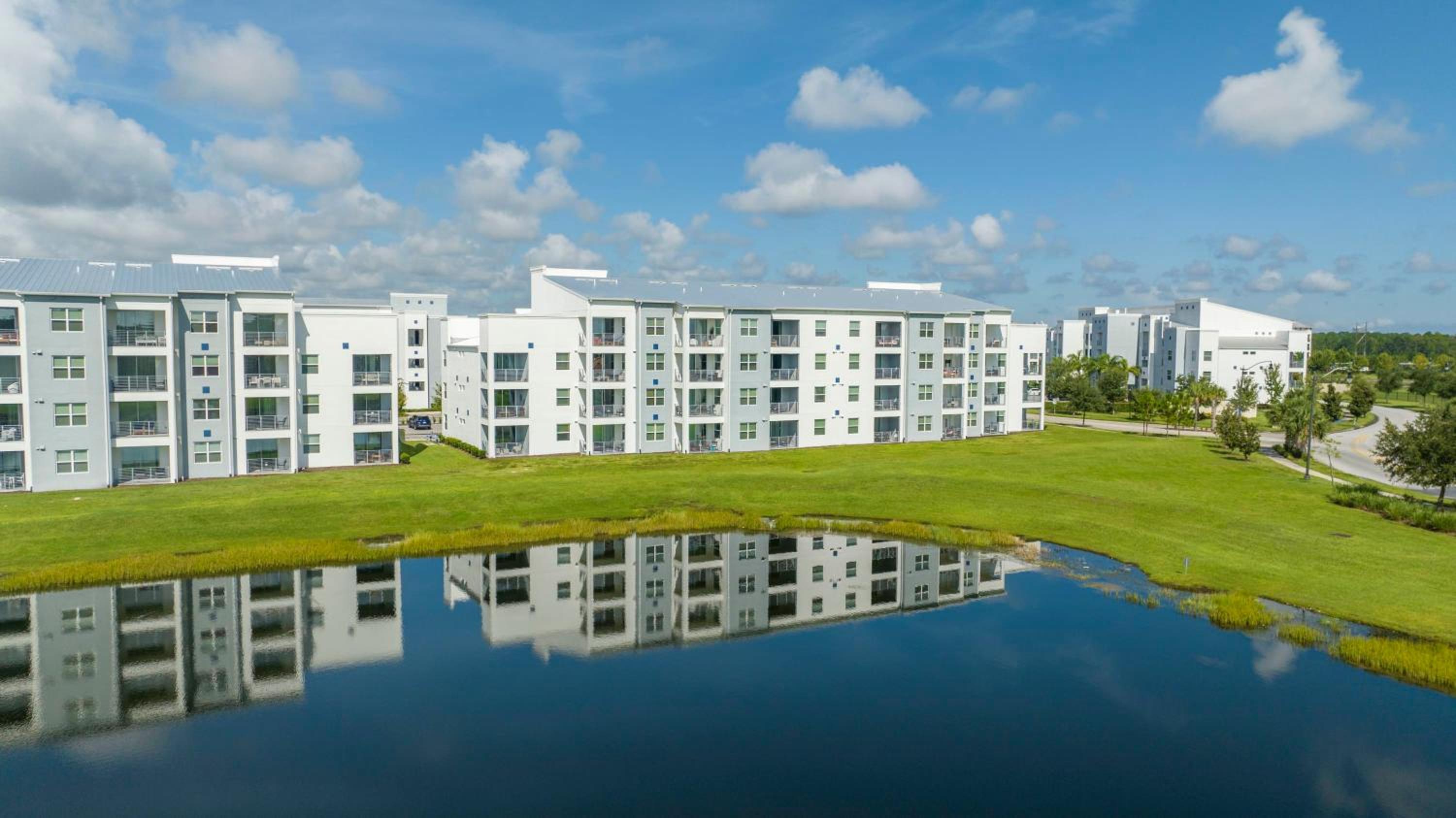 Stylish 2-BR Apt Sleeps 7 Near Disney Magic view 5