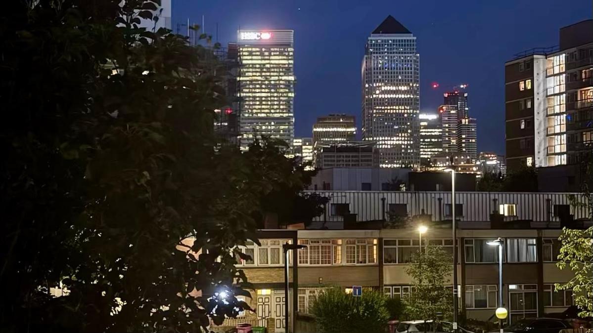 Spacious 2bed 2bath, 1 min walk to DLR, 4 mins to Canary Wharf