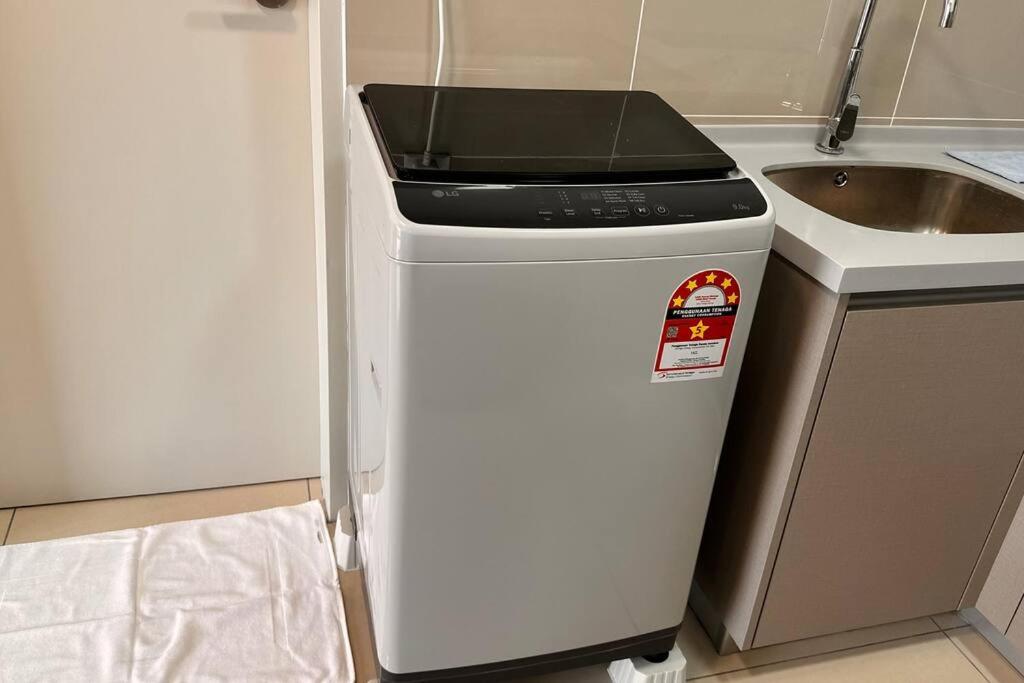 KLCC view 1BR suite with Balcony Netflix Free parking Trion C243A KL photo 7