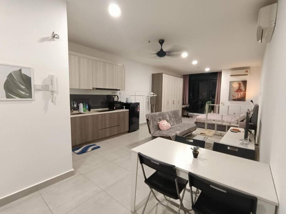 Cozy Studio near Mid Valley #StayNjoy
