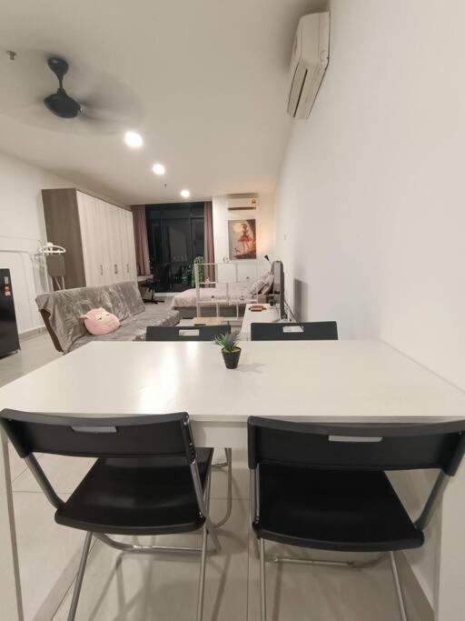 Cozy Studio near Mid Valley #StayNjoy