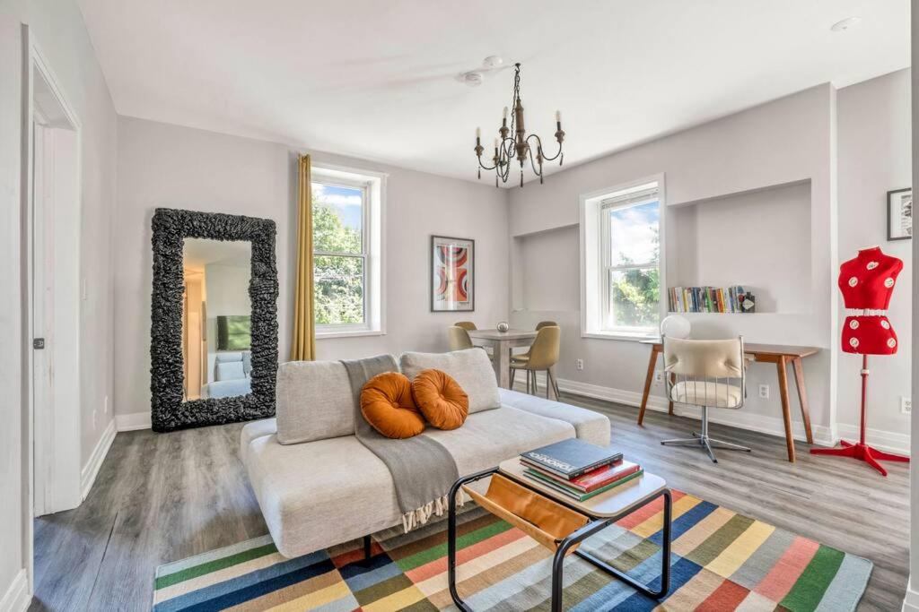 Peterborough Vacations - Modern Mid-Century Bright, Airy, Pristine! - Property Image 2