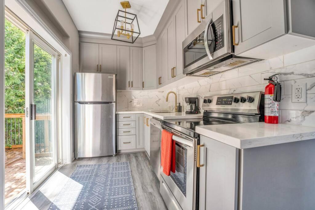 Peterborough Vacations - Modern Mid-Century Bright, Airy, Pristine! - Property Image 4