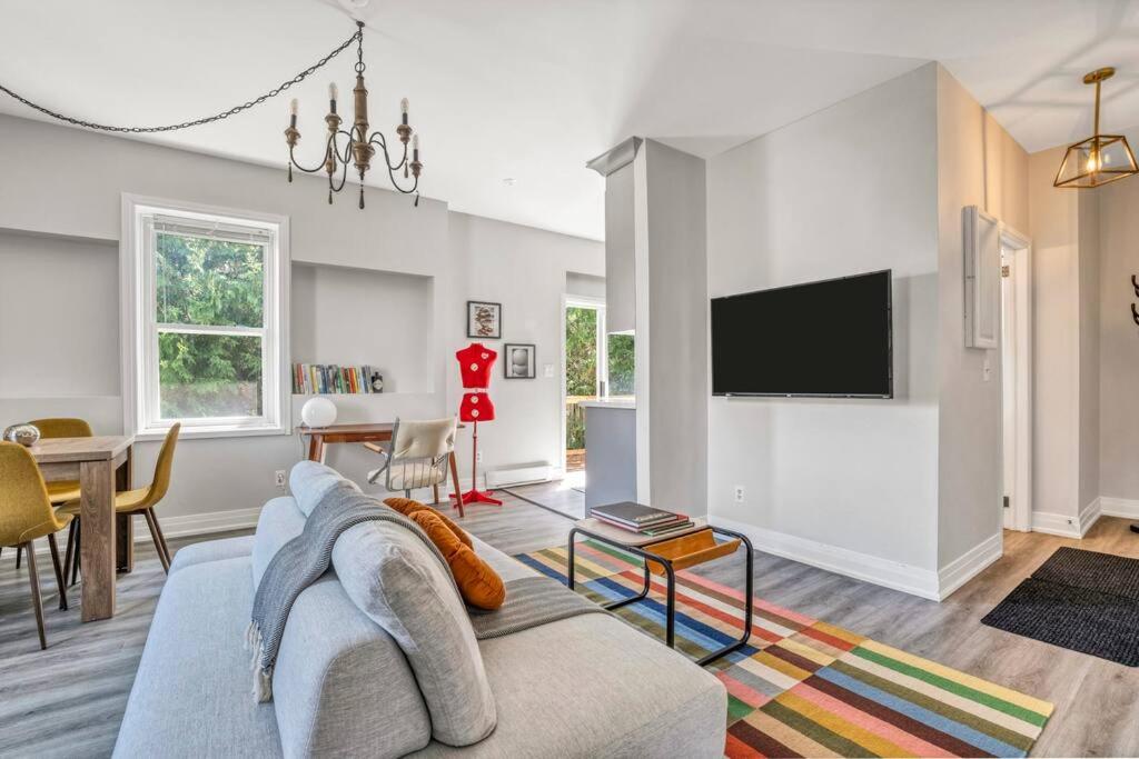 Peterborough Vacations - Modern Mid-Century Bright, Airy, Pristine! - Property Image 1