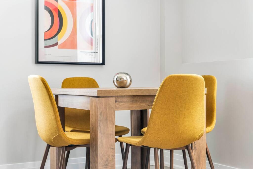 Peterborough Vacations - Modern Mid-Century Bright, Airy, Pristine! - Property Image 3