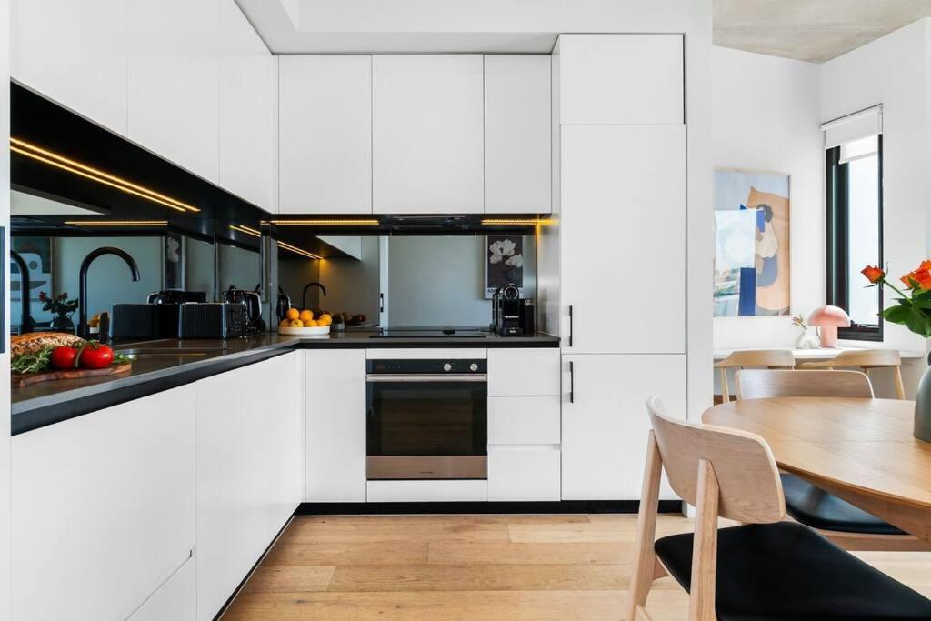 Central Chic Cool Richmond Apt 2BR Sleeps 6