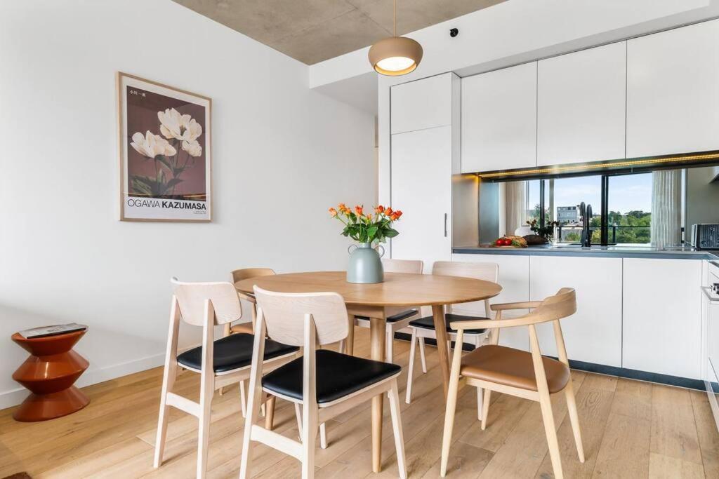 Central Chic Cool Richmond Apt 2BR Sleeps 6
