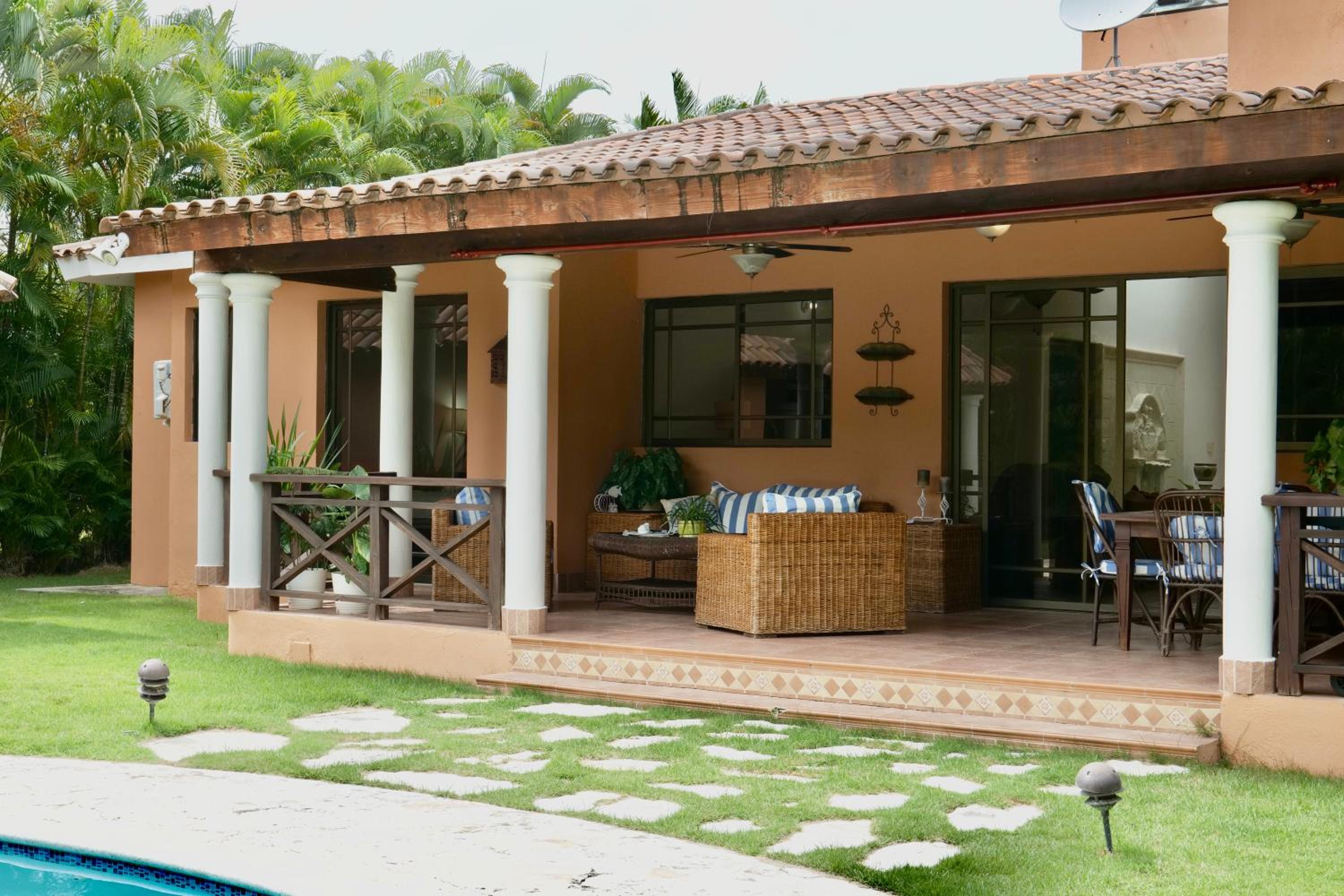 Villa-Aurora JuanDolio-3Br-4Bds-6Px-WiFi-BBQ-Pool-TVSmart view 4