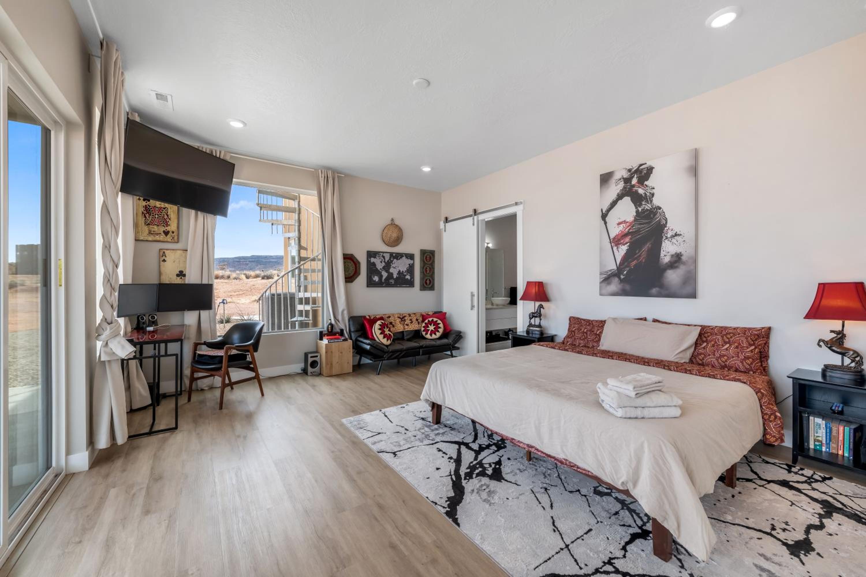 Page Vacations - Page Arizona border town- Crimson Suite, Desert Canyon Getaway with views - Property Image 5