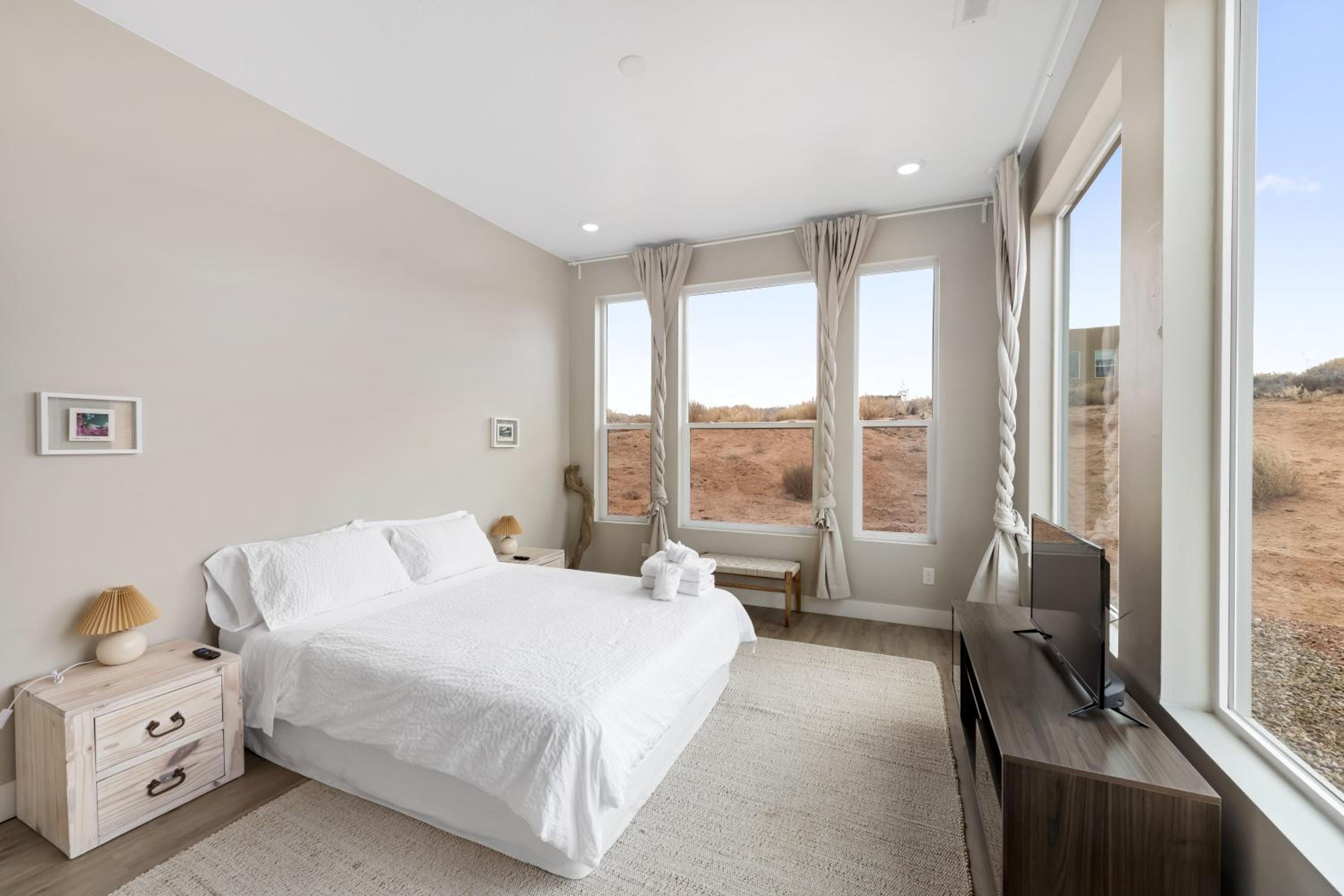 Page Vacations - Page Arizona border town- Desert Sky room near Lake Powell - Property Image 1