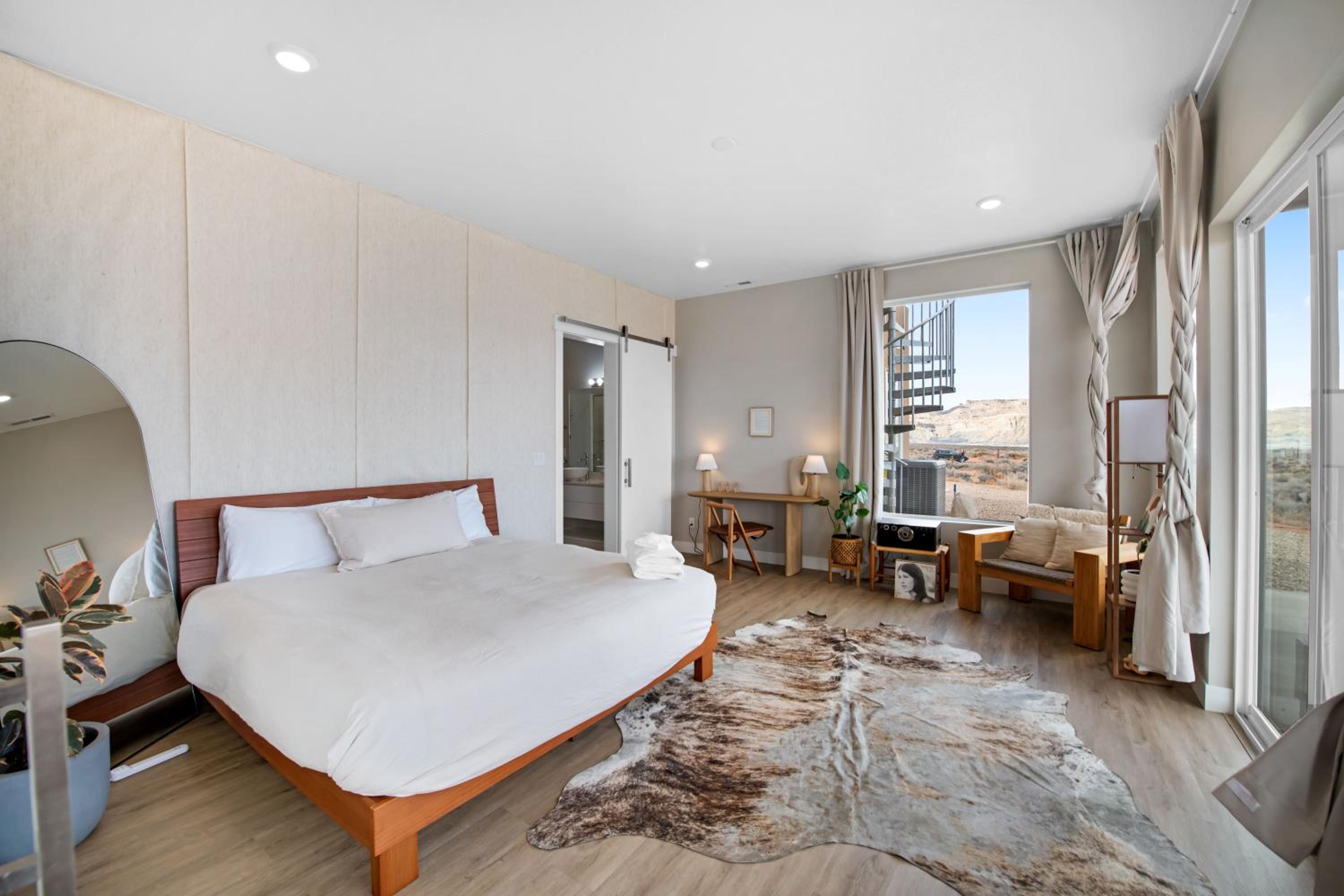 Page Vacations - Canyon Oasis suite with Grand Mesa view - Property Image 2