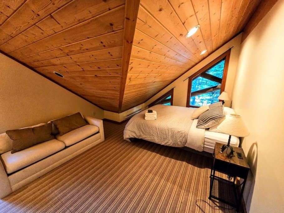 GrizzPaw Lodge - Mountain Resort - 5 Bedroom Chalet - Sleeps 14 People