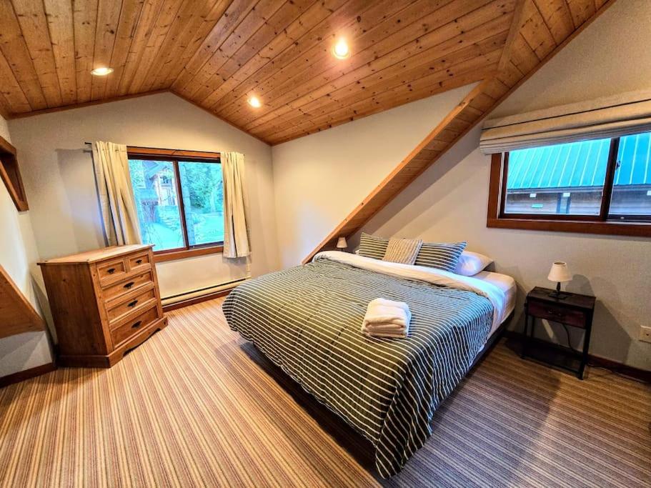 GrizzPaw Lodge - Mountain Resort - 5 Bedroom Chalet - Sleeps 14 People