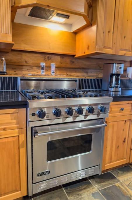 GrizzPaw Lodge - Mountain Resort - 5 Bedroom Chalet - Sleeps 14 People