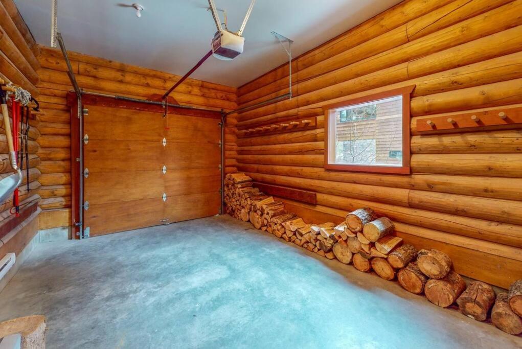 GrizzPaw Lodge - Mountain Resort - 5 Bedroom Chalet - Sleeps 14 People