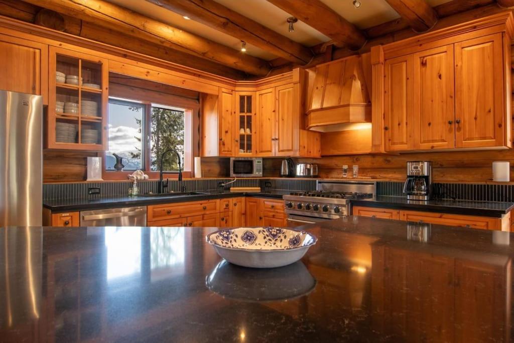 GrizzPaw Lodge - Mountain Resort - 5 Bedroom Chalet - Sleeps 14 People