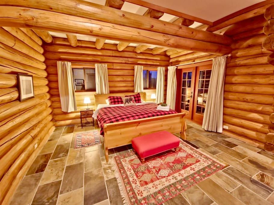 GrizzPaw Lodge - Mountain Resort - 5 Bedroom Chalet - Sleeps 14 People