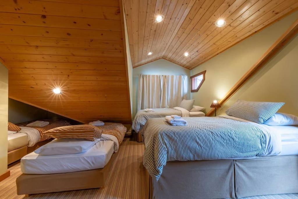 GrizzPaw Lodge - Mountain Resort - 5 Bedroom Chalet - Sleeps 14 People
