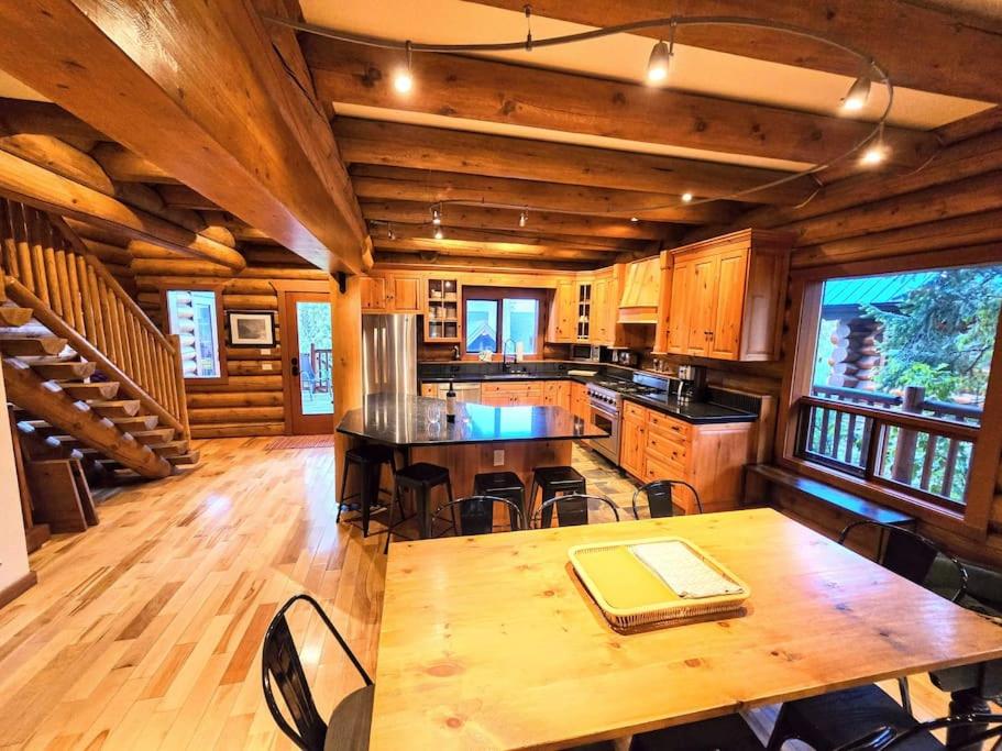 GrizzPaw Lodge - Mountain Resort - 5 Bedroom Chalet - Sleeps 14 People