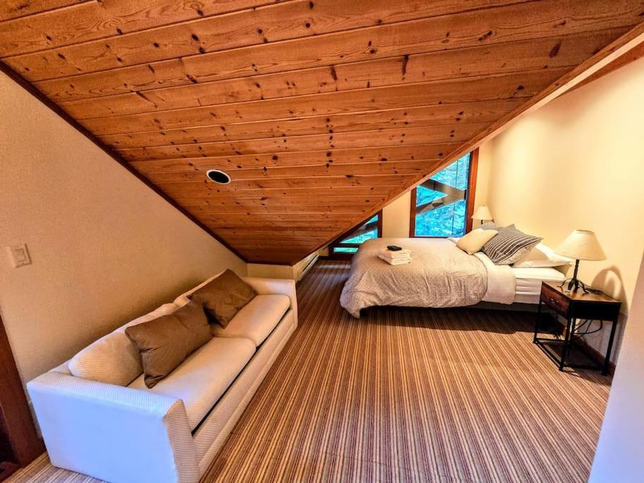 GrizzPaw Lodge - Mountain Resort - 5 Bedroom Chalet - Sleeps 14 People