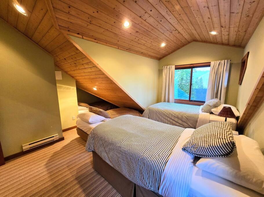 GrizzPaw Lodge - Mountain Resort - 5 Bedroom Chalet - Sleeps 14 People