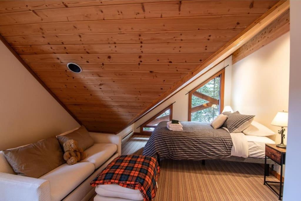 GrizzPaw Lodge - Mountain Resort - 5 Bedroom Chalet - Sleeps 14 People