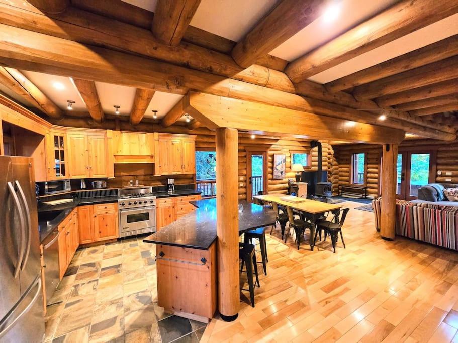 GrizzPaw Lodge - Mountain Resort - 5 Bedroom Chalet - Sleeps 14 People