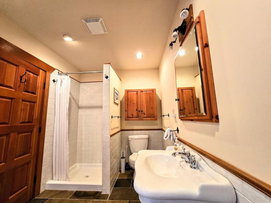 GrizzPaw Lodge - Mountain Resort - 5 Bedroom Chalet - Sleeps 14 People