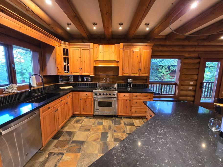GrizzPaw Lodge - Mountain Resort - 5 Bedroom Chalet - Sleeps 14 People
