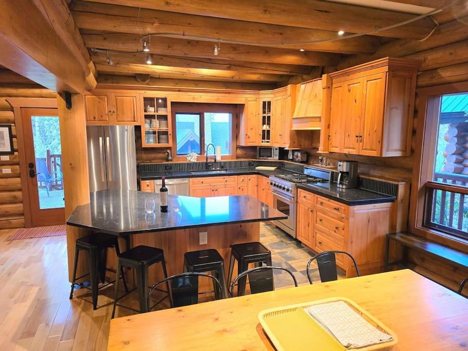 GrizzPaw Lodge - Mountain Resort - 5 Bedroom Chalet - Sleeps 14 People