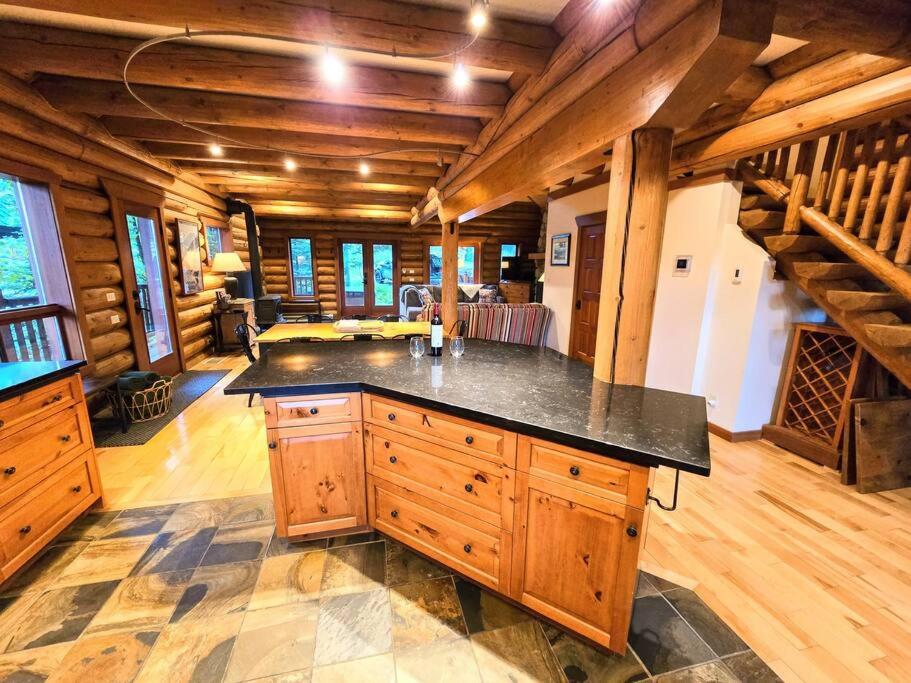 GrizzPaw Lodge - Mountain Resort - 5 Bedroom Chalet - Sleeps 14 People