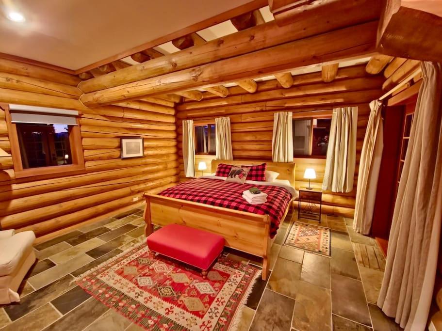 GrizzPaw Lodge - Mountain Resort - 5 Bedroom Chalet - Sleeps 14 People