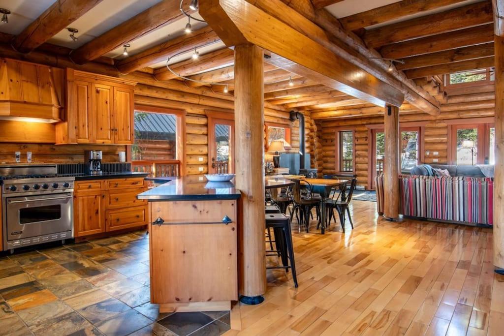 GrizzPaw Lodge - Mountain Resort - 5 Bedroom Chalet - Sleeps 14 People