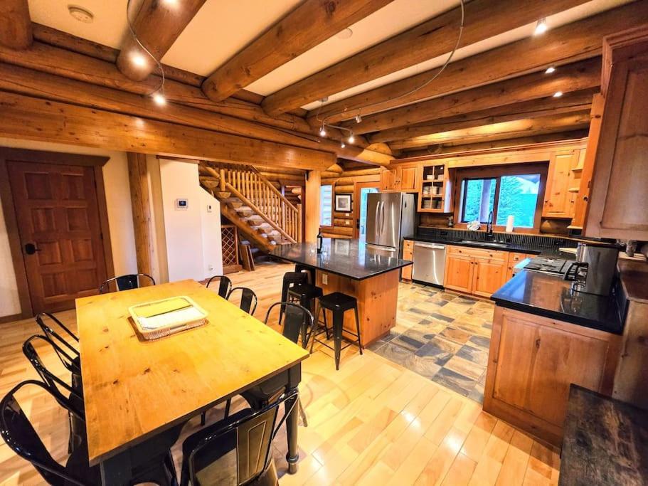 GrizzPaw Lodge - Mountain Resort - 5 Bedroom Chalet - Sleeps 14 People
