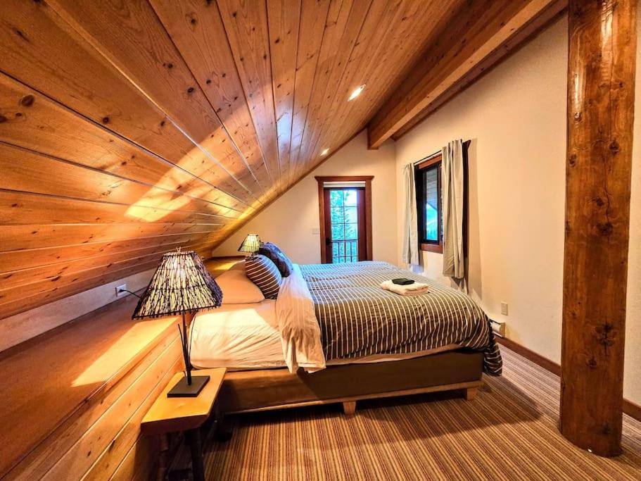 GrizzPaw Lodge - Mountain Resort - 5 Bedroom Chalet - Sleeps 14 People
